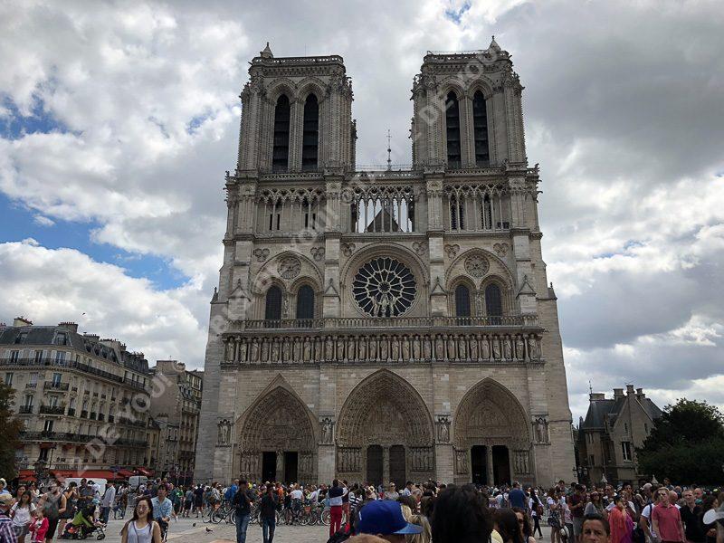 パリのセーヌ河岸 アクセス・営業時間・基本情報ガイド - フランス