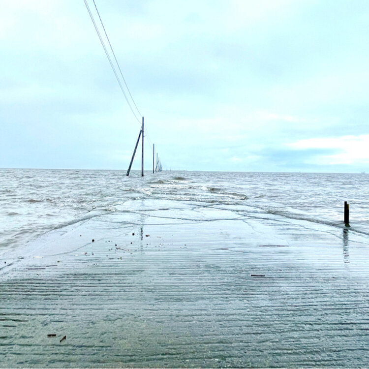 長部田海床路 まるで千と千尋の神隠しの世界と話題の宇土観光スポット！潮見表も八代連絡帳