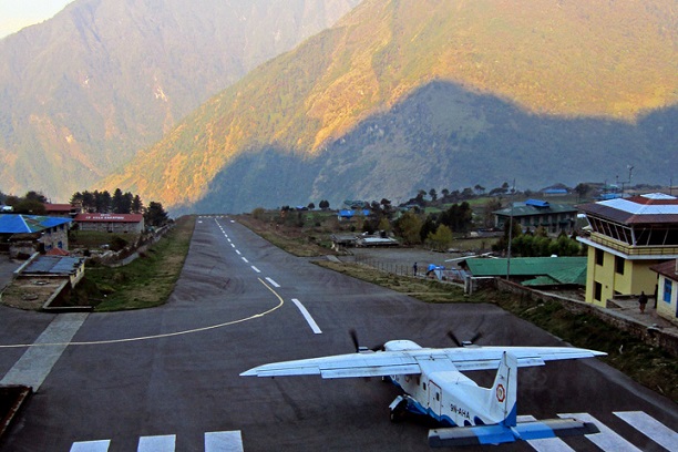 崖の上のテンジン・ヒラリー空港。パイロットの経験とテクニックと勘で着陸！2018年8月28日- エキサイトニュース