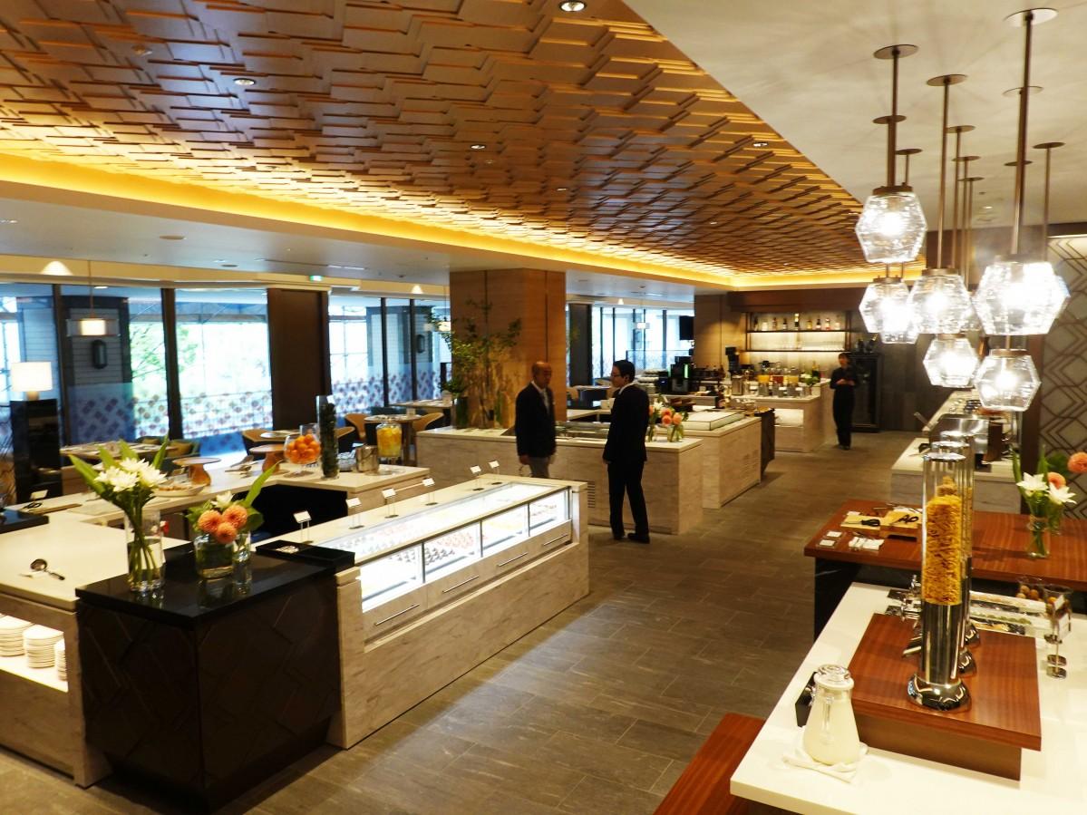 リーガロイヤルホテル 大阪 で「いちごスイーツビュッフェ 第1弾 見習い魔女のお菓子工房」