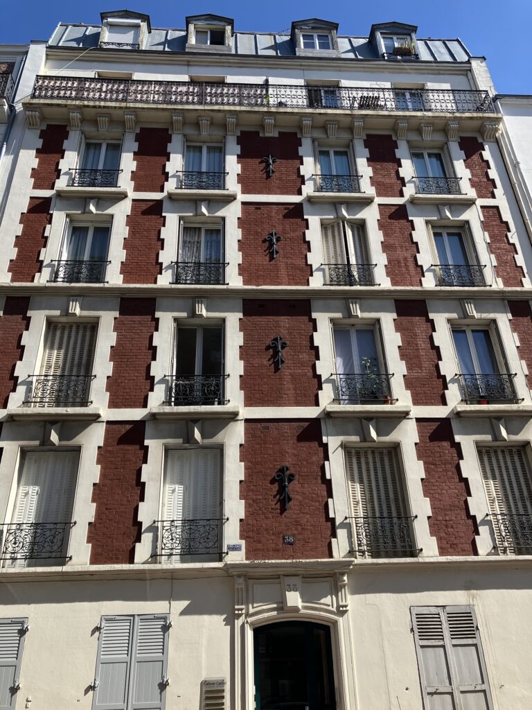 パリ一人旅 宿泊に迷ったら？ ホテル vs