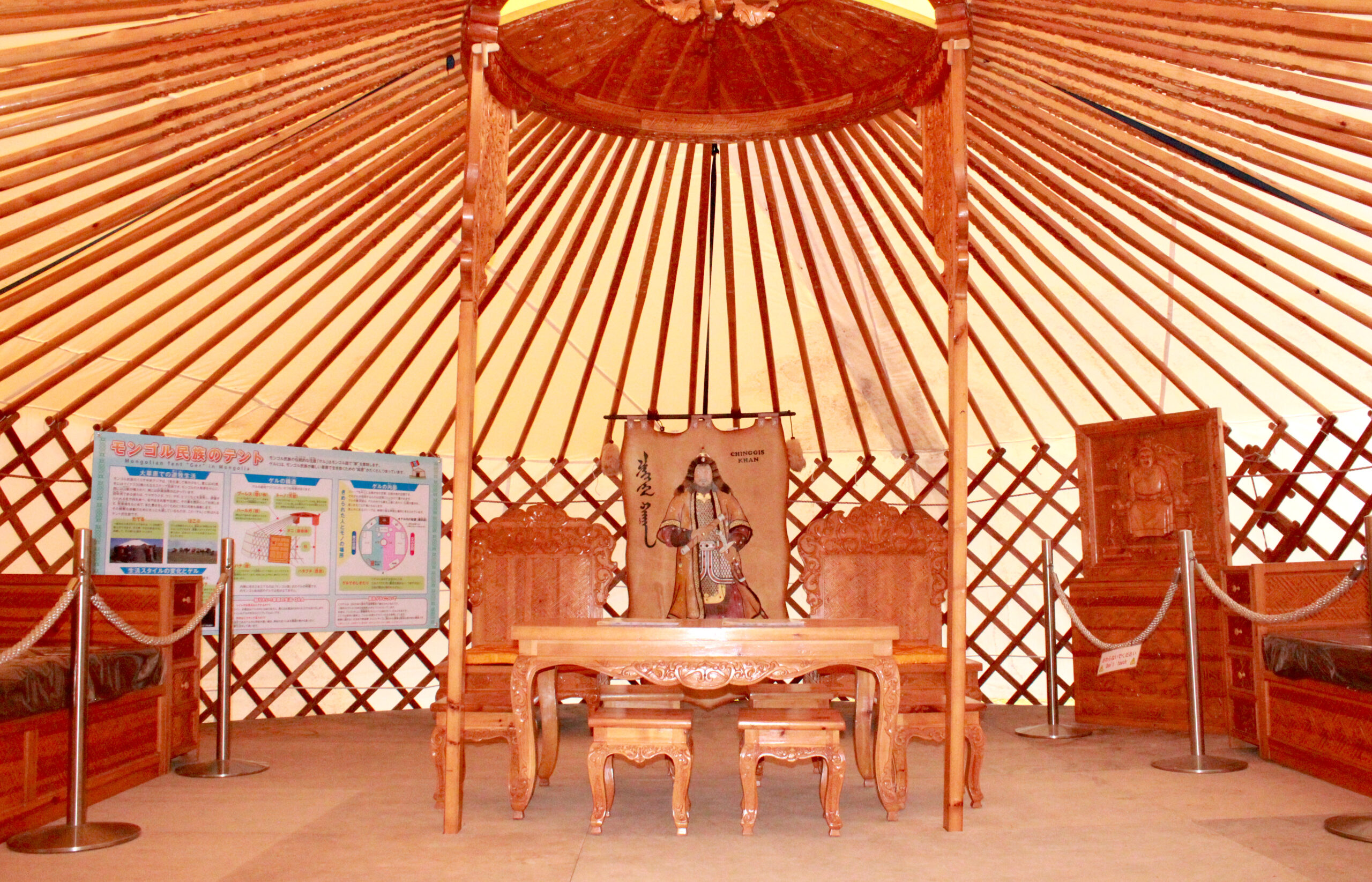 大草原の草の平野部にモンゴルの遊牧民の家伝統的なゲル テントの写真素材・画像素材 Image