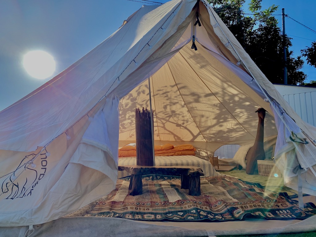 北区に温泉も楽しめるグランピング施設『GLAMP DOME 神戸天空』がオープンするそう。エアコン付きのテントも神戸ジャーナル