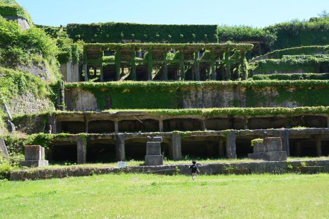 北沢浮遊選鉱場がラピュタすぎた ライトアップも神秘的な佐渡島おすすめ絶景観光スポットTABIZINE～人生に旅心を～