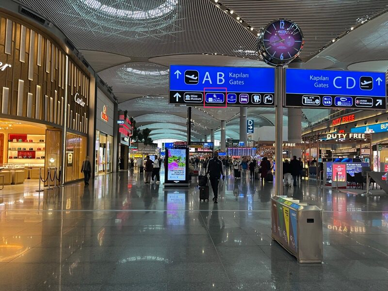 イスタンブール、トルコ04-02-2022:近代的なイスタンブール空港の国際線ターミナルは、ゲート、ラウンジ、ショップ、待合室と人々の歩行のための方向を特徴としています。飛行機旅行の一般的なコンセプト