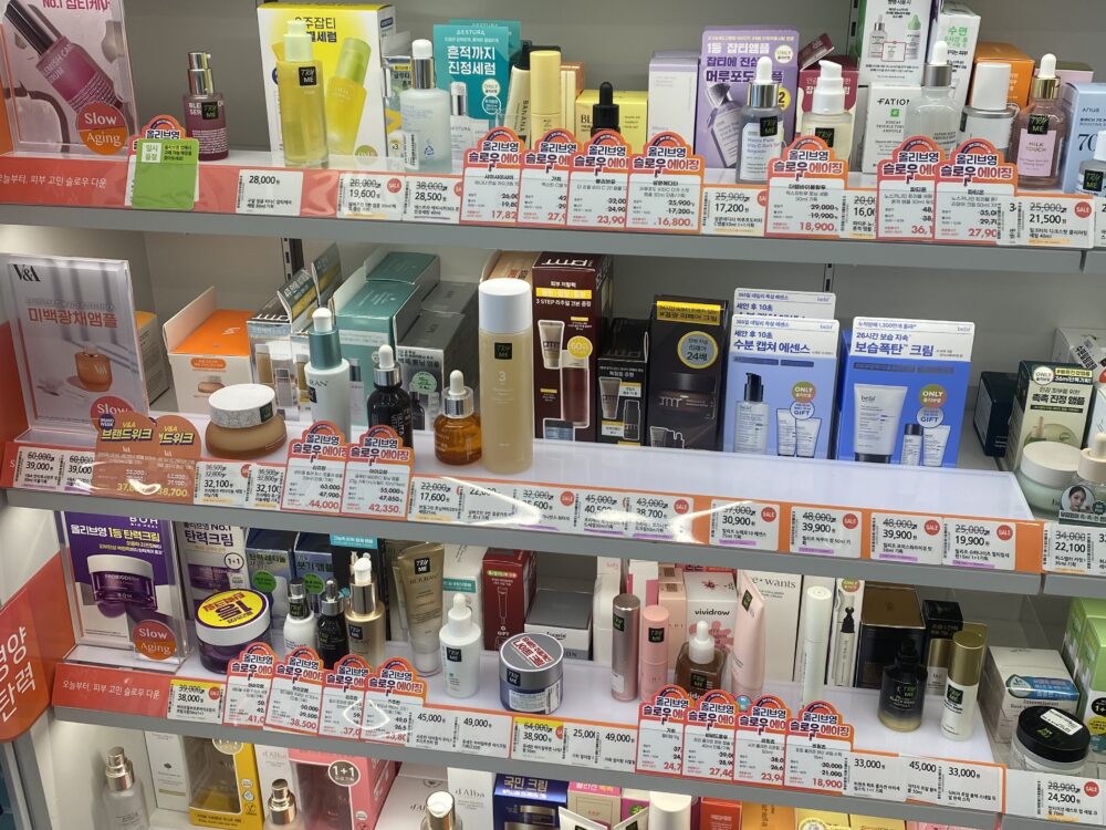 男性への韓国お土産いつも迷う方必見🫶🏻 男性がもらって嬉しい韓国アイテムまとめ✨ 少しでも参考になったら「❤」を押してシェアしてみてね🔍韓国プレゼントお土産彼氏同僚友達美容男子渡韓韓国旅行韓国香水韓国スタイル韓国芸能韓国美容