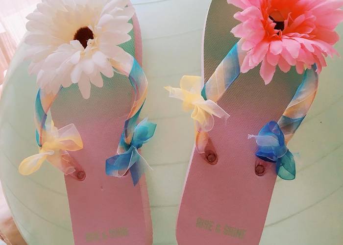 痛すぎて履けないサンダル→100均グッズを巻き付けるだけで「神すぎる」2児ママの最強ライフハックに「天才でしょ」 1 2ライフハックねとらぼ