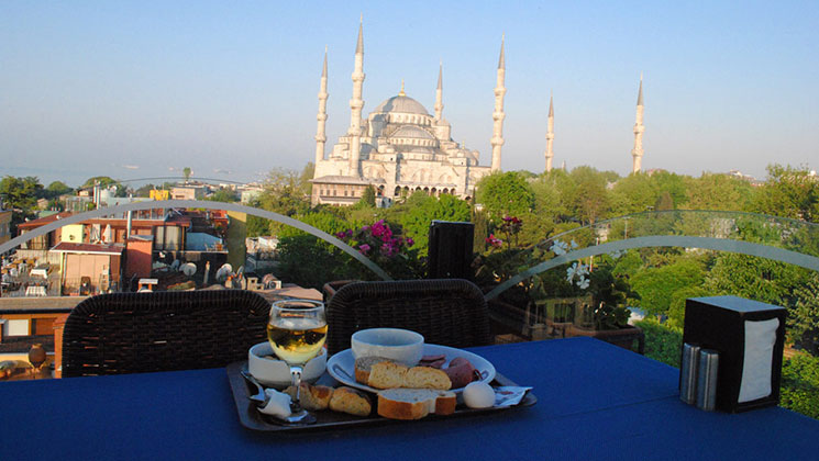 イスタンブール ブルーモスク 観光情報 行き方・営業時間・礼拝時間など-