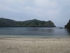 青い海が広がる父島屈指のビーチ「小港海岸」。きっと山の上に登りたくなるはず- 人生は宇宙だ