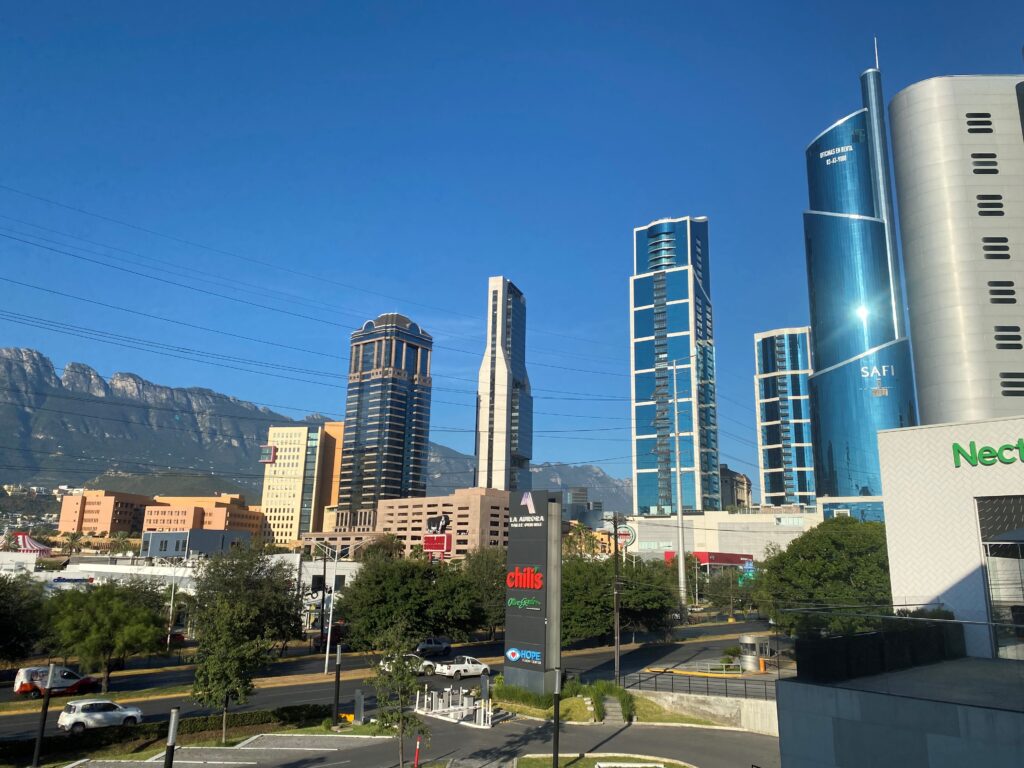 モンテレイ国際空港から市内への行き方。タクシーかバスでの移動。糸ぶろぐ