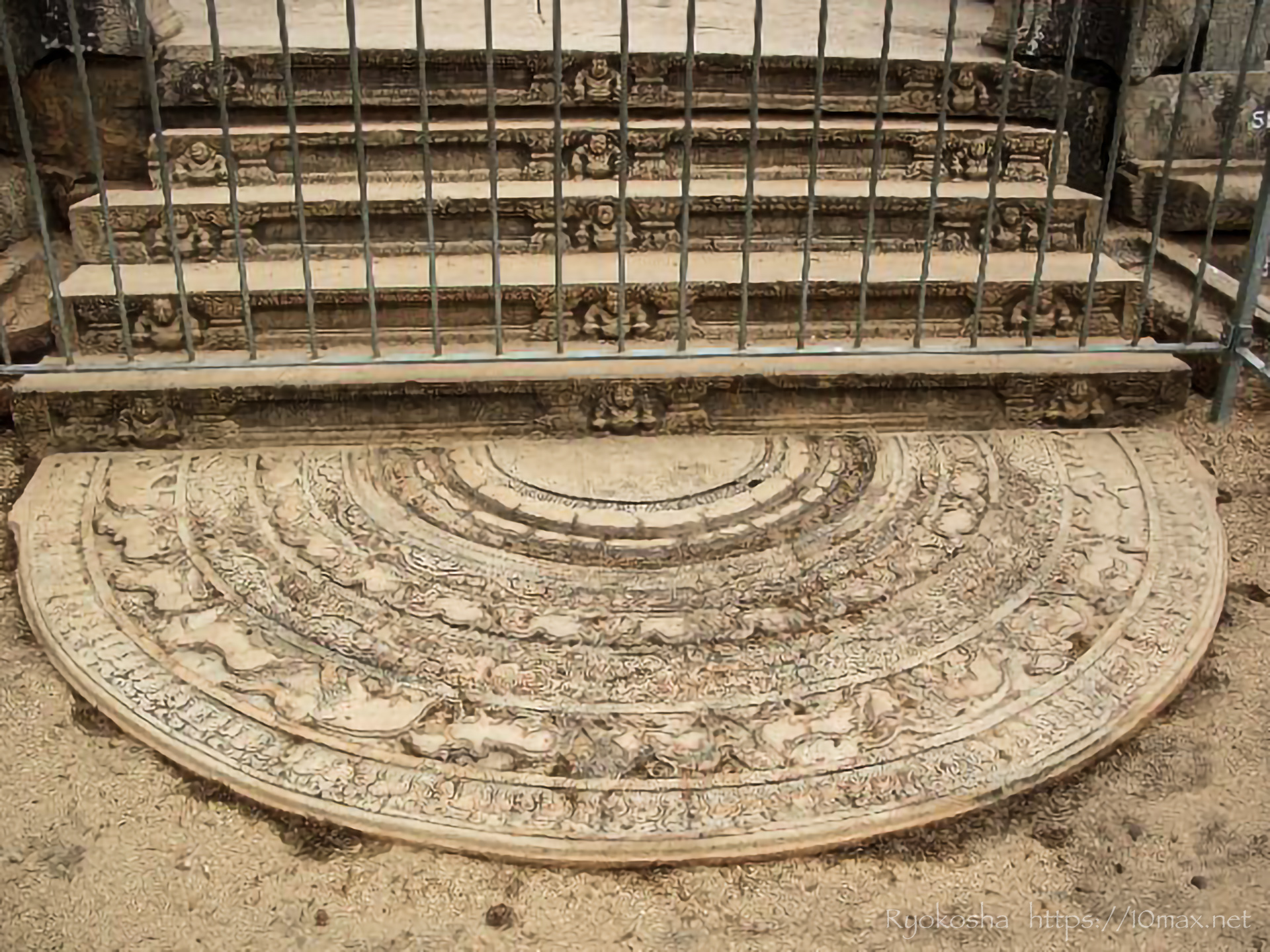 サンダカダ パハナ ムーンストーン 仏教寺院の装飾 スリランカの伝統