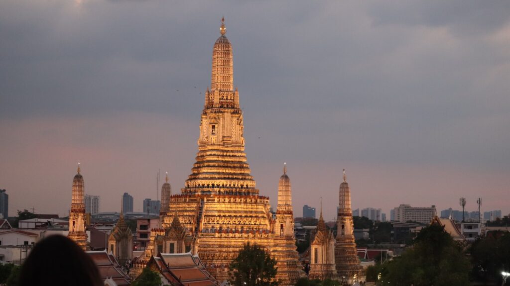 ワット・アルンの行き方４選 おすすめルート？アクセス・所要時間・入場料を徹底ガイド - Thai Blog