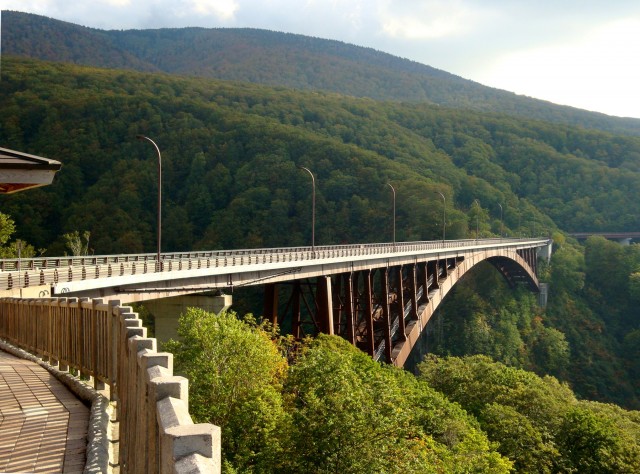 日本青森県 城倉大橋紅葉見頃🍁🚙 ＝＝＝＝＝＝＝＝＝＝ 🌈