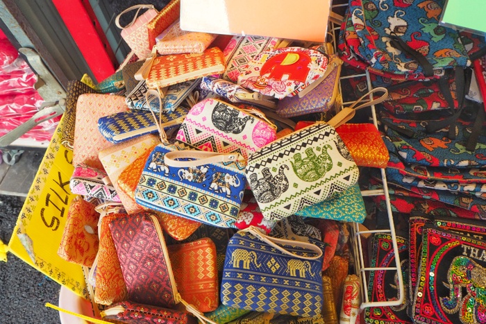 狙っていたタイパンツはナイトマーケットで！ 勿論、値切り交渉！ お土産も頼まれていたので５着買ったのに、ホテルに帰ってびっくり！４着しか入ってない🤣ヤラレタ〜😂早速2日目に着てタイを満喫🇹🇭涼しくて良き！タイパンツ