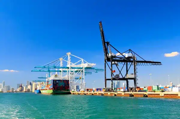 アジア貨物、米西海岸で急増 港湾混雑で運賃上昇 -