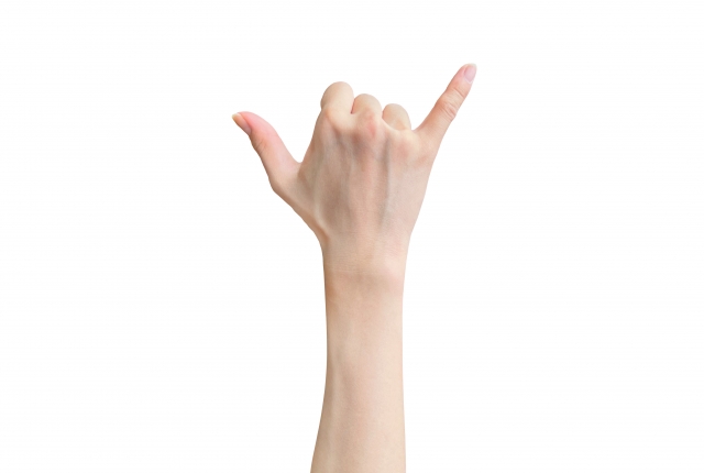 ハワイでお馴染みのハンドサイン文化と心を伝える「シャカ」の歴史と意味を大解説！ALOHA GIRL