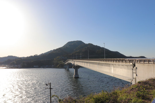 おはようございます😃 愛媛県宇和島市の九島に架かる九島大橋。 角島大橋とぱっと見間違えるような感じです。