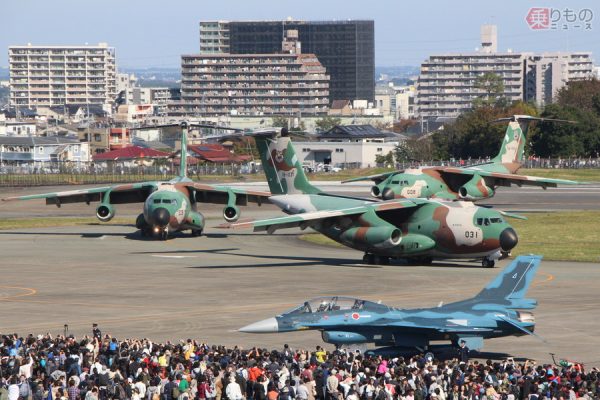 ブルーインパルスが曲芸飛行を披露；２０２４年自衛隊入間基地航空祭に２５万人 - 北穂高岳で味わう至福のひと時