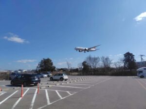 迫り来る恐怖に耐えられるか？！ー伊丹空港の穴場スポット・千里川土手ー 大阪府豊中市- ドットコムおおさか