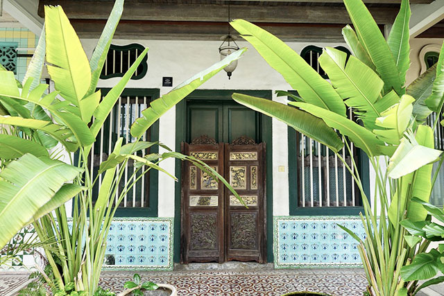 シンガポールのプラナカン食器の窯元で掘り出し物を見つけよう！TRIPPING