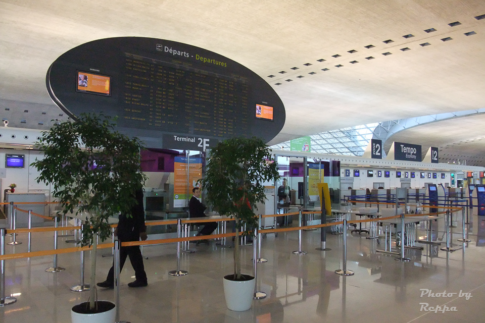 パリ 乳児を連れての国際線フライト、フランスのシャルル・ド・ゴール空港の場合地球の歩き方