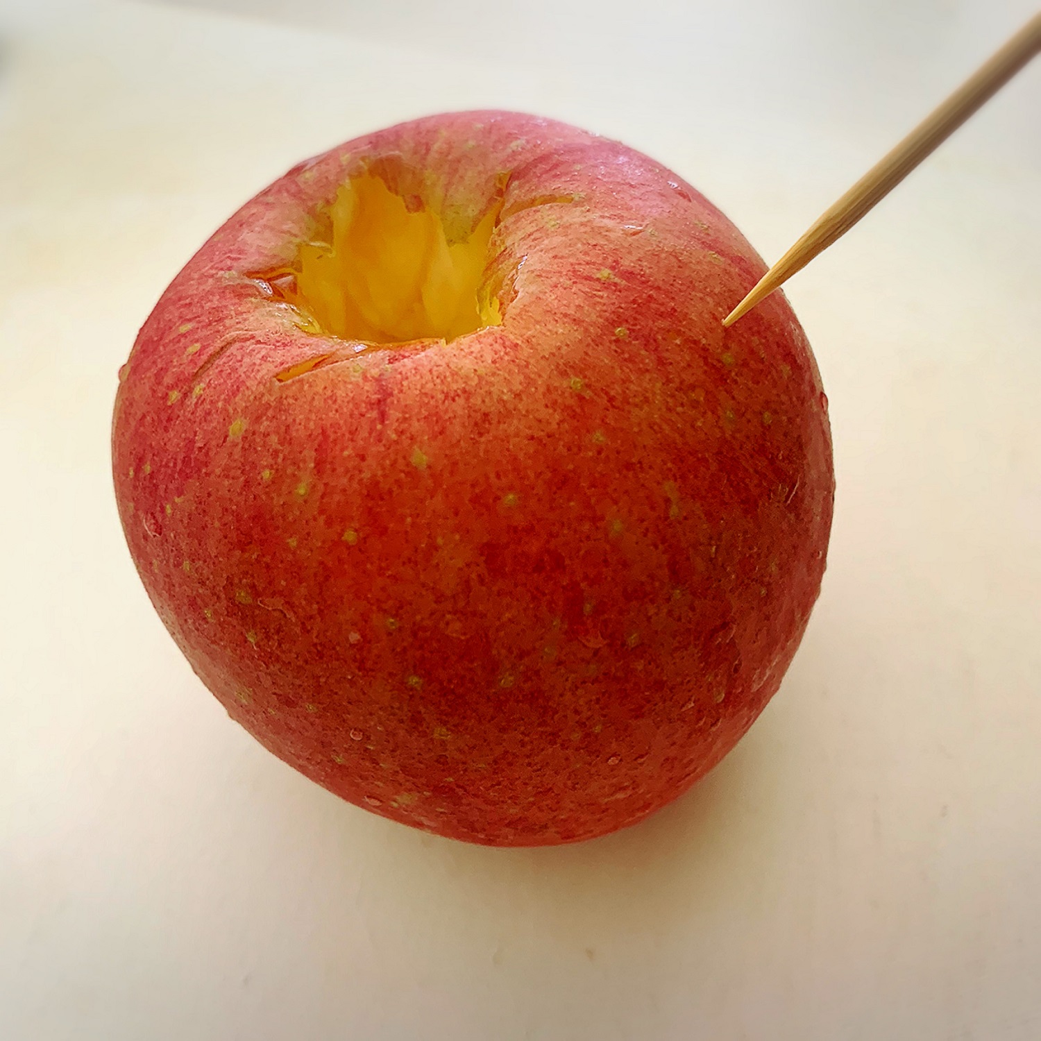 キャンプのおやつに！果汁たっぷりの簡単丸ごと焼きりんご料理・レシピBE-PAL キャンプ、アウトドア、自然派生活の情報源ビーパル