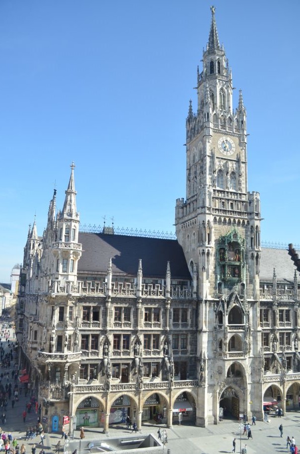 ミュンヘン：市庁舎の仕掛け時計を見れるベストポイント みゅうベネルクスブログオプショナルツアー・現地ツアーの みゅう