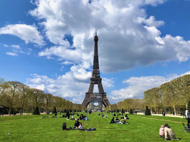 エッフェル塔でウェディングフォト– パリのシンボル