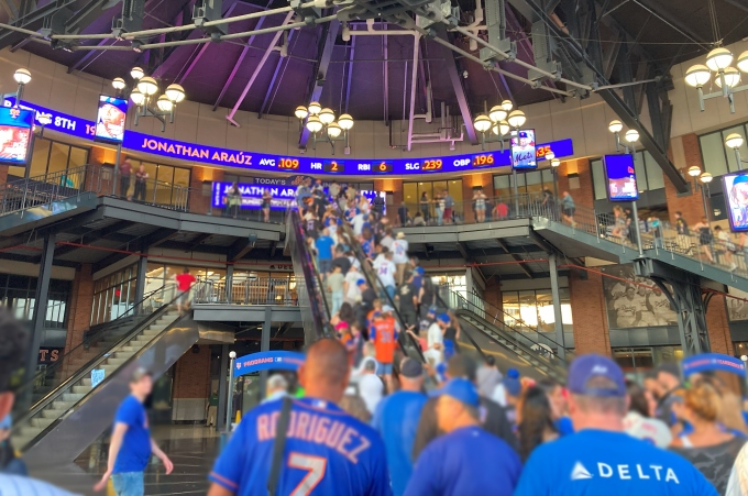 メッツ本拠地シティ・フィールド の写真 その2アラフォー建さんの挑戦