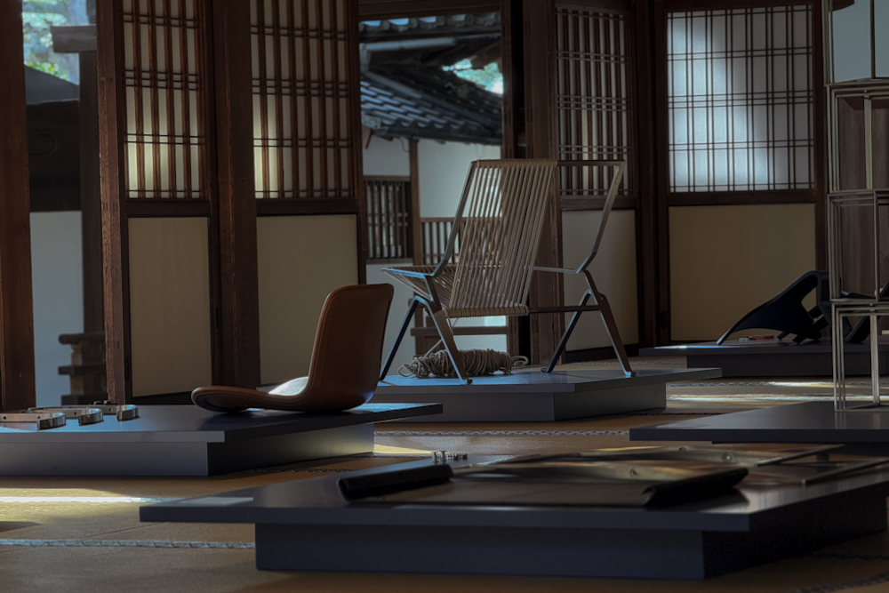 明日から始まるFRITZ HANSEN主催のポール・ケアホルム展in京都へディーラーミーティングを兼ねて拝見してきました。日本の美とポール・ケアホルムの洗練された構造美は驚くほどにマッチして感動しました！ 日本の伝統美とポール・ケアホルムデザインとのコラボレーション