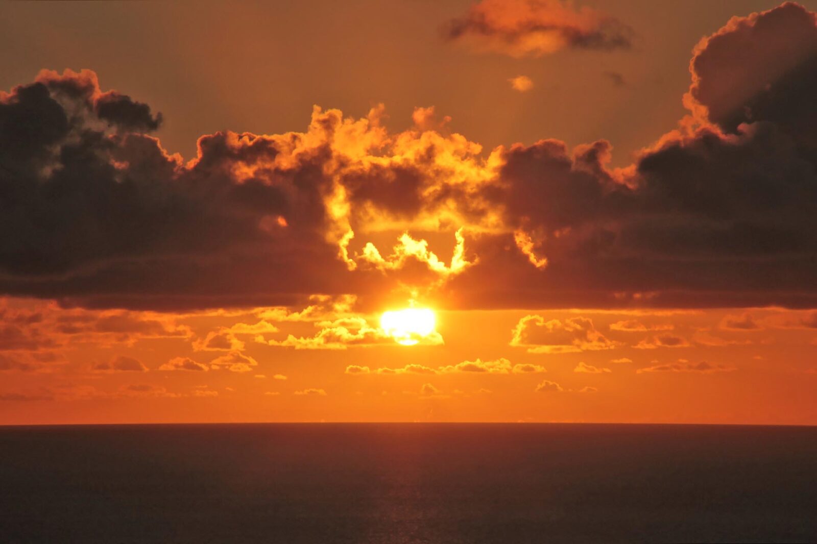 世界の最も美しいサンセット: 見る者を魅了する夕日の名所5選世界中を飛び回る貿易会社女社長