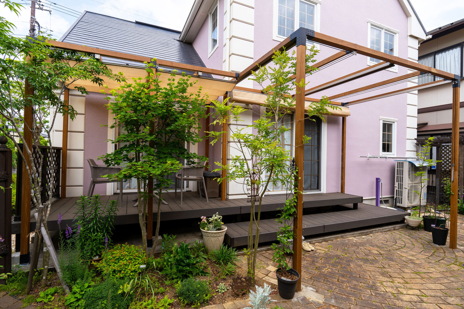 駐車場・BBQスペース・菜園が広がるレンガのガーデンスペース