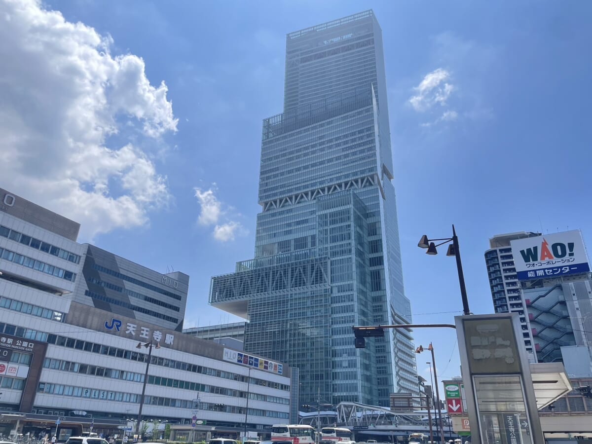 大阪のグルメ街を眺める！新世界にそびえるシンボルタワー「通天閣」夜景FANマガジン