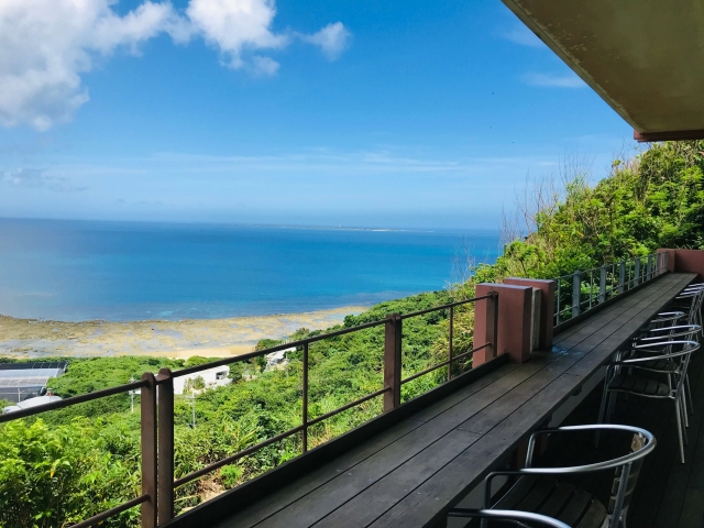 沖縄本島のおすすめ絶景「海カフェ」＆「森カフェ」8選！おしゃれなテラスで癒されよう楽天トラベル