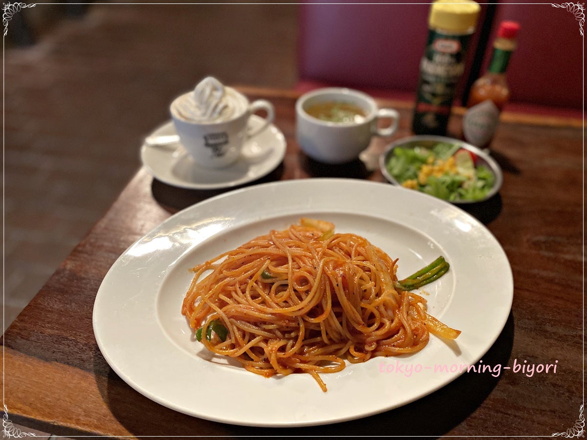 神保町、1949年創業『ラドリオ』へ。 日本で最初にウインナーコーヒーを提供した店だとか。女性店員の方々の媚びない感じがかっこよかったです 態度悪いとかではなく