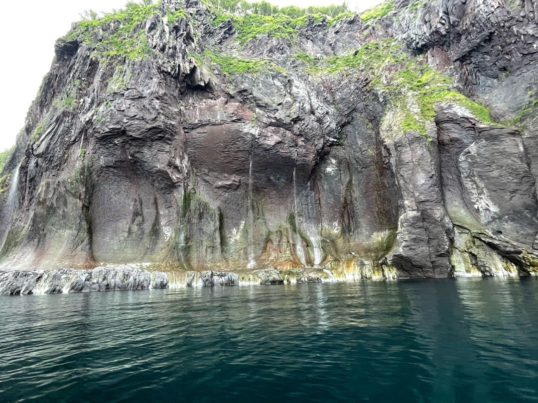 ウトロ港からルシャコースクルーズ ゴジラ岩観光RIKOのおひとりさま～札幌シティガイド・北海道観光マスターの北海道旅行情報・温泉ソムリエマスターの温泉情報～登山、旅行、食べ歩き