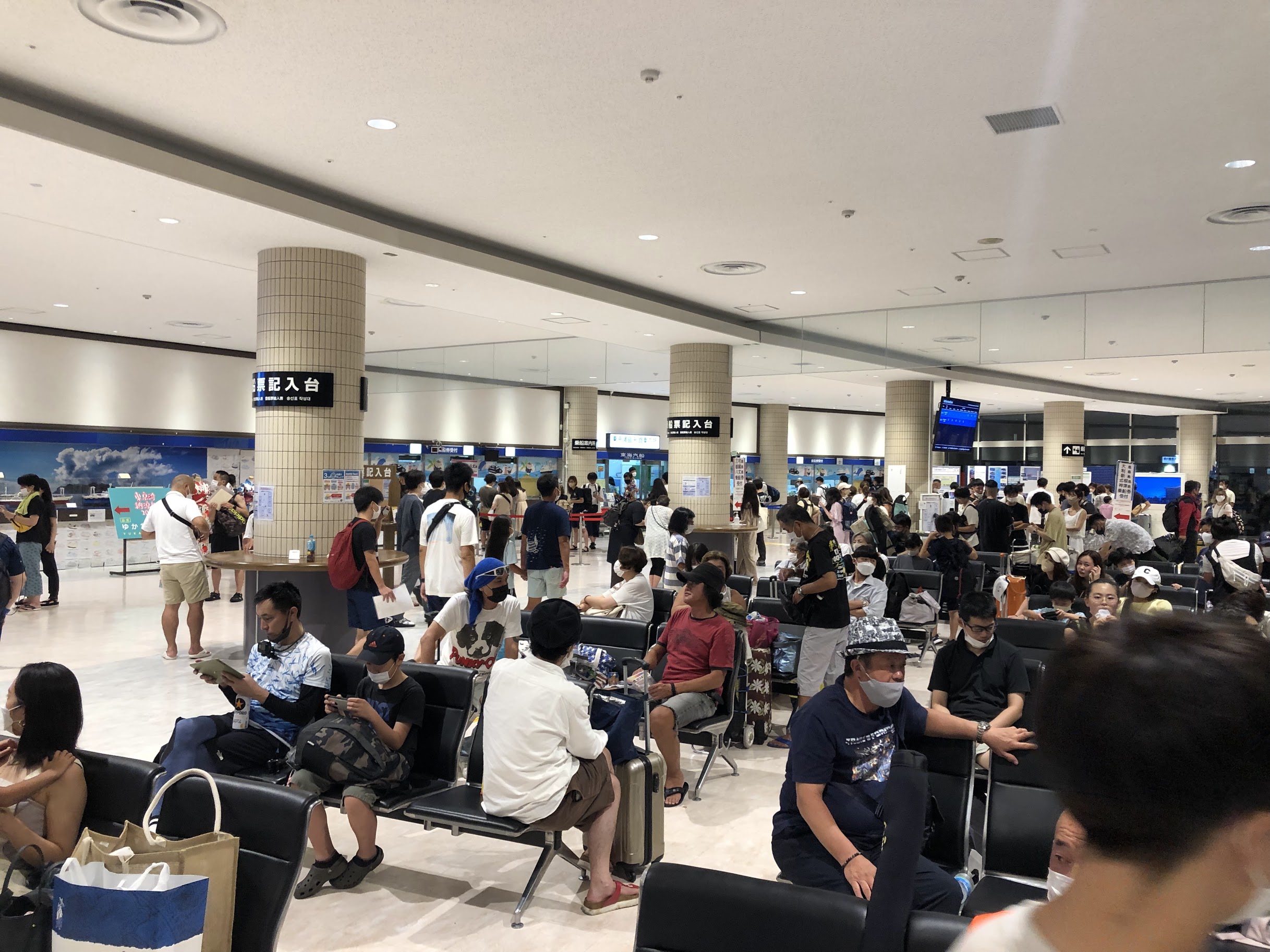 SHOP竹芝 🧃 竹芝客船ターミナルにある お土産やお菓子、ドリンクなどが購入できるショップです🤗 おがさわら丸でしか買えないお土産やご船印、東海汽船キャラのグッズなども置いています♪