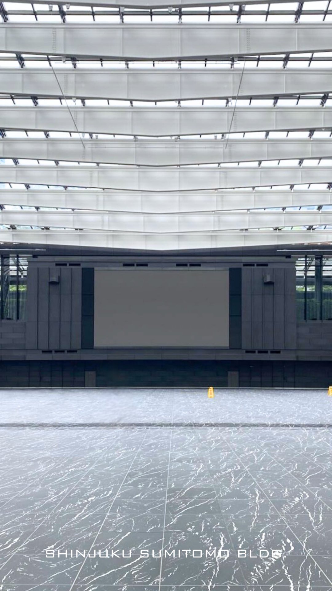 新宿住友ビル三角広場 on X: