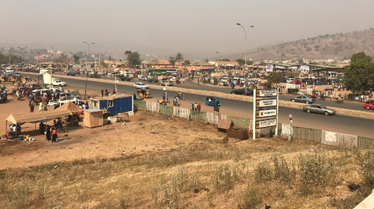 ナイジェリア連邦首都特別地域アブジャ – 2021年10月：中央銀行ナイジェリア、アブジャ空撮の美しい朝のショットパラレックス運動」の動画素材