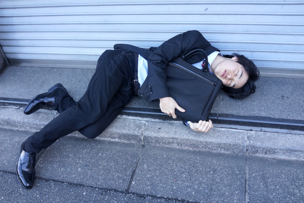 電車内に布団を持参して寝る客