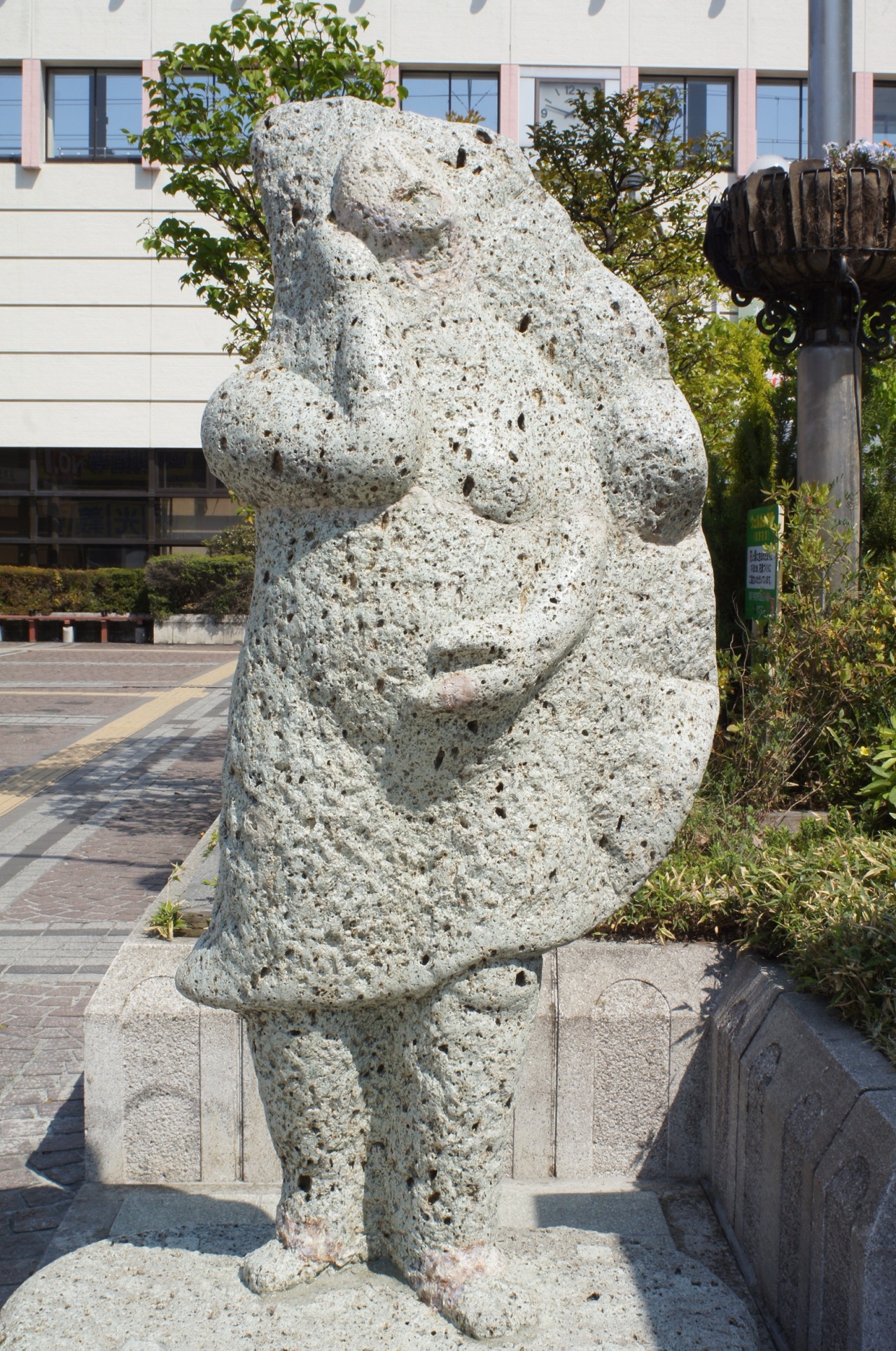 宇都宮の餃子像、ルーツは平安時代の石仏 :: デイリーポータルZ