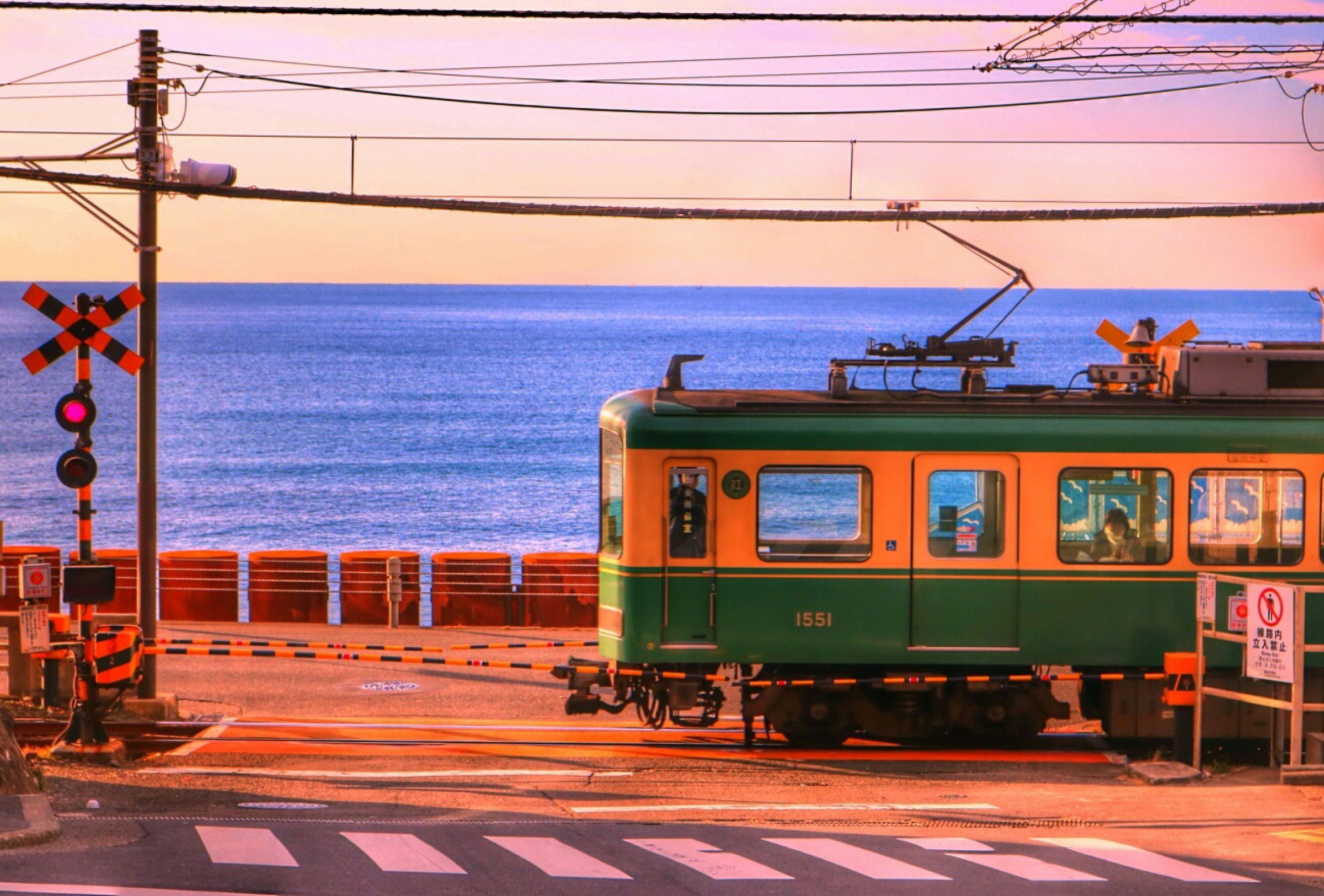 鎌倉高校前踏切と江ノ電と湘南の海 神奈川県226343413 の写真素材