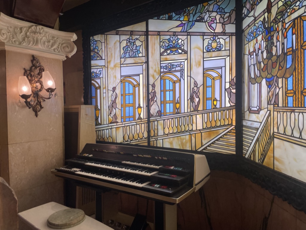 おとなのソロ部 上野の老舗高級喫茶「喫茶 古城」でひとり喫茶！豪華絢爛な内装に酔いしれるるるぶ&more