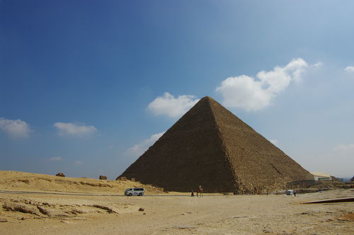 エジプトのギザのピラミッド群でラクダに乗る写真素材2156812081Shutterstock