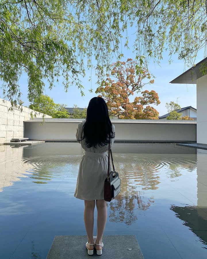 田舎でバイクを持つ陽気なシニアカップルの旅行者。の写真素材・画像素材 Image 133939311