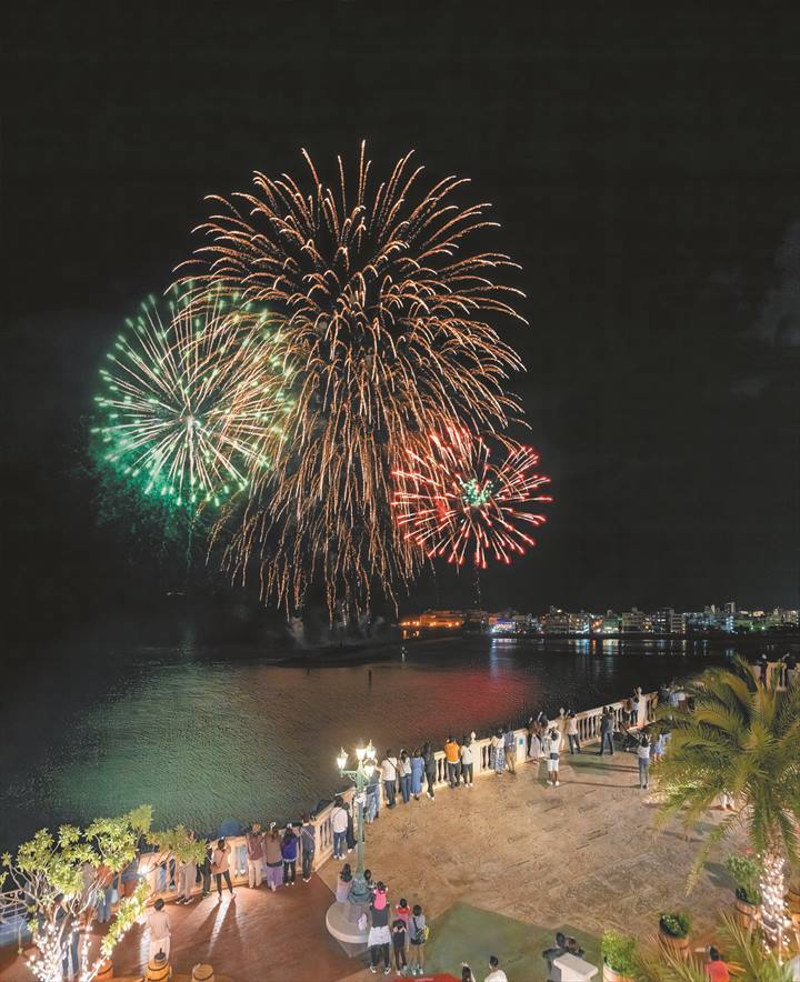 アメリカンビレッジに打ちあがったとっても綺麗な花火コンドミニアムホテル モンパ