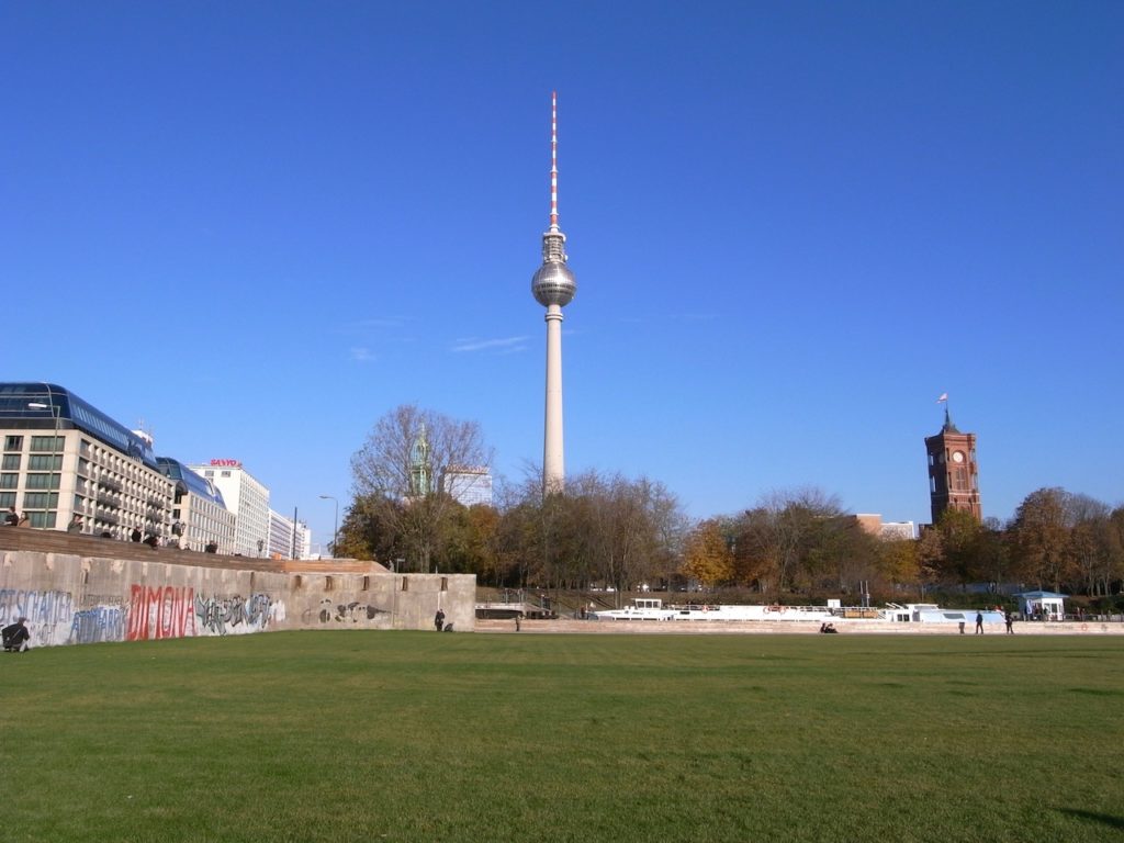 消え去る共和国宮殿ベルリン中央駅