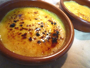 カフェタイムの新デザートメニュー 『エルドカタラーナ』 スペインののカタルーニャ地方の伝統的なスイーツカタラーナのアイスバージョン‼️カスタードプリンアイスのような生地の表面をカリッとキャラメリゼしたスイーツです🍰