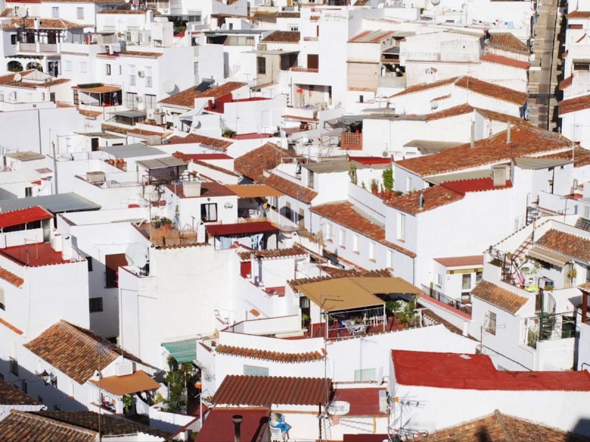 今回は白い外観の家の実例をご紹介します。 お客様から人気の高い「白い家」。ヨーロッパの街並みにあるような白い外観デザインは、青い空によく映え、とても綺麗です。しかし、シンプルだからこそ、ありきたりなデザインにならないよう、注意する必要があります