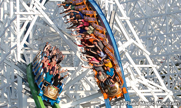 アナハイム発のシックスフラッグスマジックマウンテン入場料 2025 - アナハイムとブエナパーク